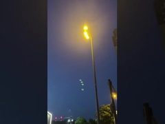 المشي مع أصدقائك تحت أضواء الفيضان هو ❤️