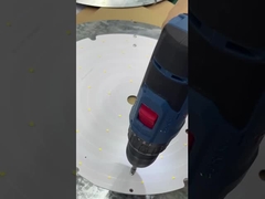 هنا، مصابيح الحديقة الشمسية يتم تخزينها بشكل عاجل