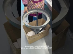 مصابيح الحديقة الشمسية الجديدة يتم تجميعها وهي جاهزة للشحن