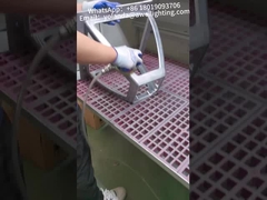 ويتم صقل غطاء مصباح الحديقة من الألومنيوم في ورشة الإنتاج.