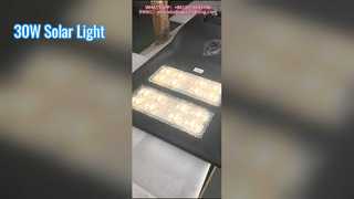 وحدتان لإضاءة الشوارع بالطاقة الشمسية بدرجة حرارة اللون 4000 كلفن تستخدم في الطرق الحضرية.